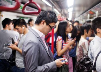 mobile-phone-conversations-should-be-banned-in-crowded-and-social-places