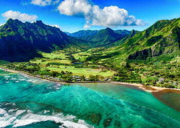 Hawaiian island chain in the centre of the Pacific Ocean