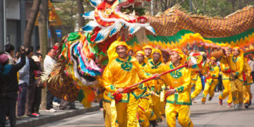 people-should-follow-the-customs-and-traditions-when-people-start-to-live-in-a-new-country